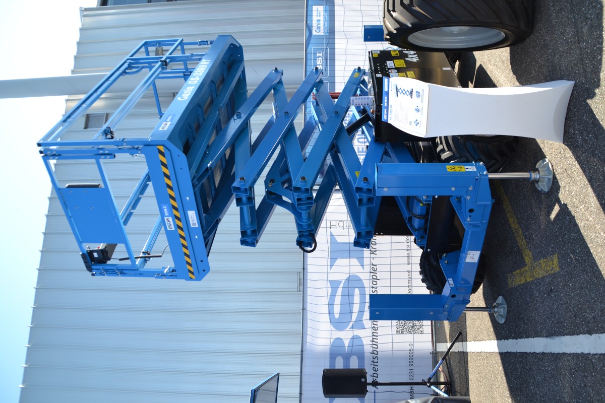 /storage/2023/10/the-latest-genie-hybrid-and-electric-boom-and-scissor-lifts-at-gis-show_651abb1a02771.JPG