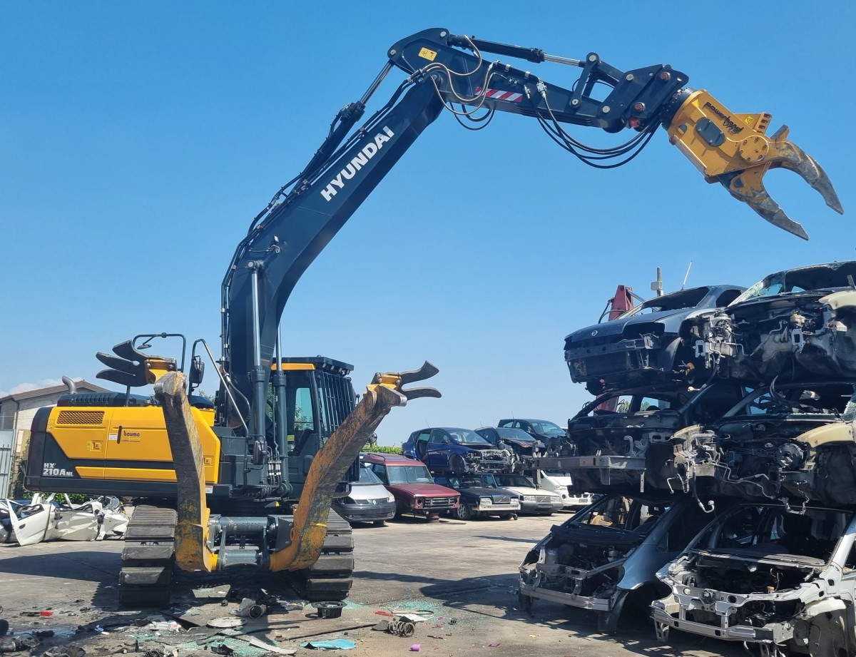 Un escavatore Hyundai HX210A per le autodemolizioni