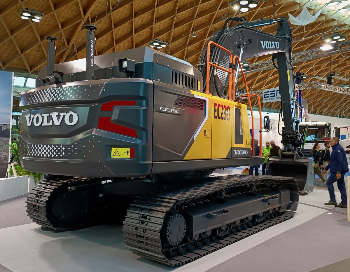 Volvo lancia il nuovo escavatore cingolato EC230 Electric