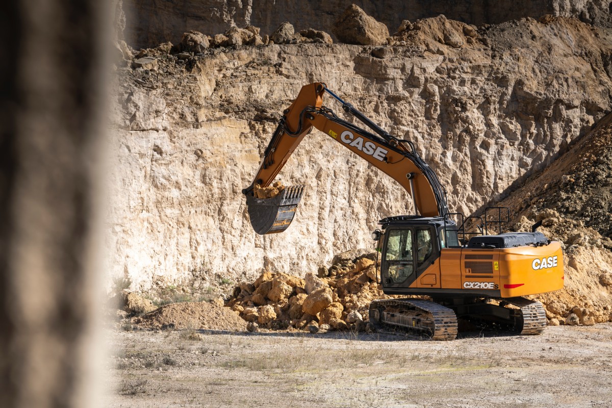 CASE lancia l'escavatore cingolato CX210E-S Essential