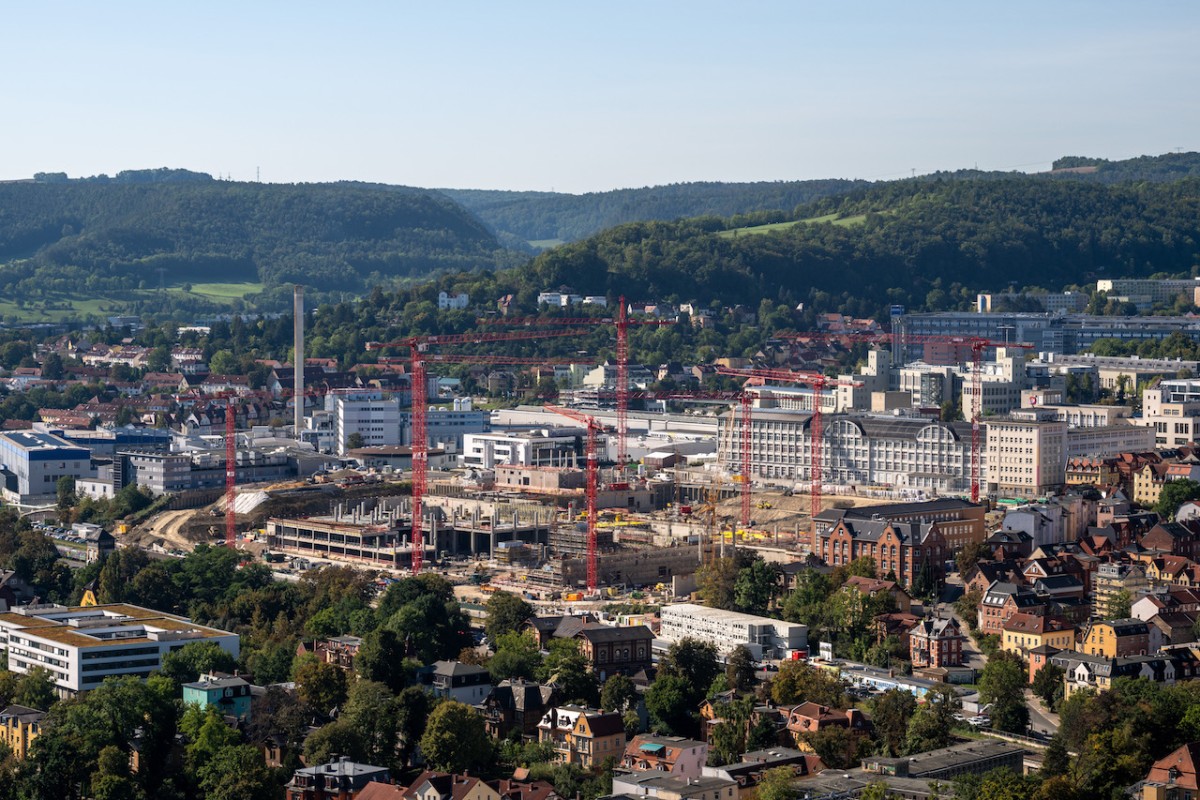 Eight WOLFF cranes help build new Zeiss site in Jena