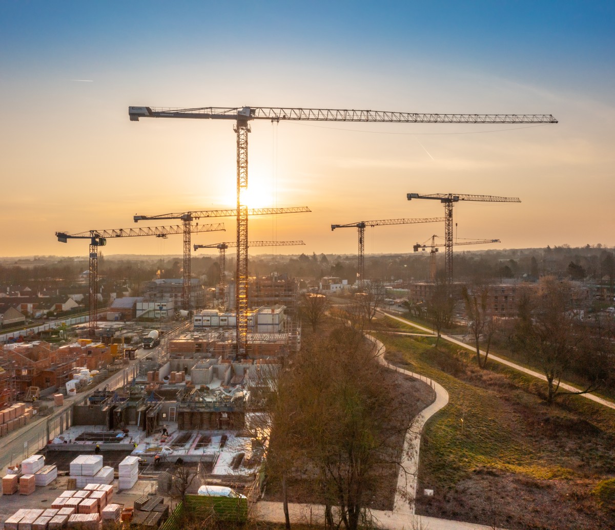 /storage/2023/12/liebherr-cranes-build-residential-and-business-district-near-paris_656dcac546aa3.jpg