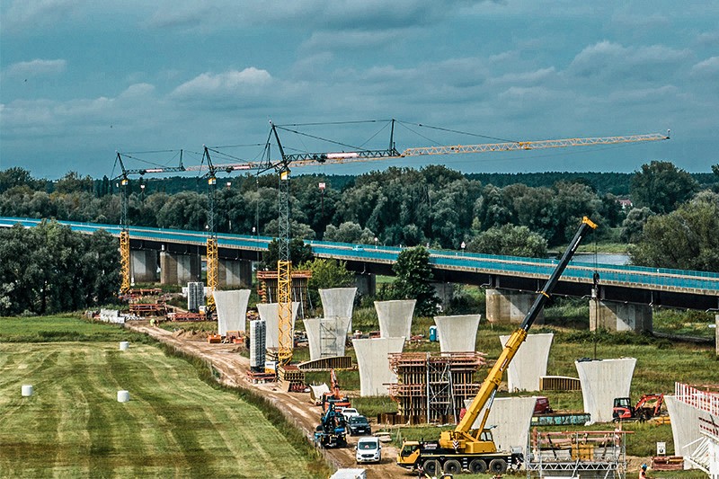 /storage/2023/12/liebherr-tower-crane-works-on-unusual-bridge-construction_657d7565e45f1.jpg