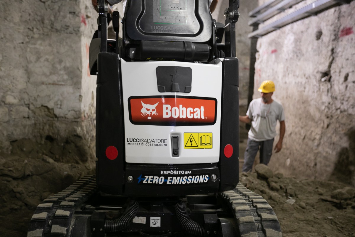 Un miniescavatore elettrico Bobcat E10e nella Napoli sotterranea