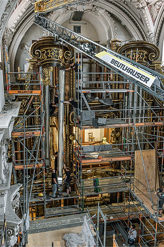 /storage/2024/01/liebherr-l1-fast-erecting-crane-at-work-inside-passau-cathedral_6593d7ea59c13.jpg