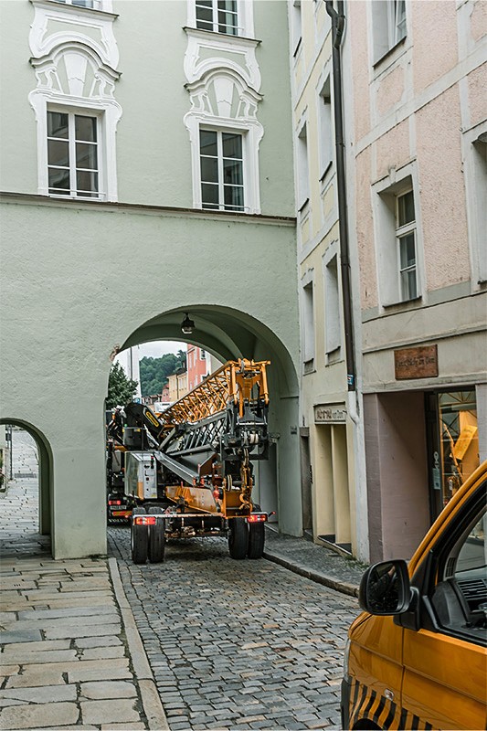Una gru a montaggio rapido Liebherr L1-24 nel Duomo di Passau