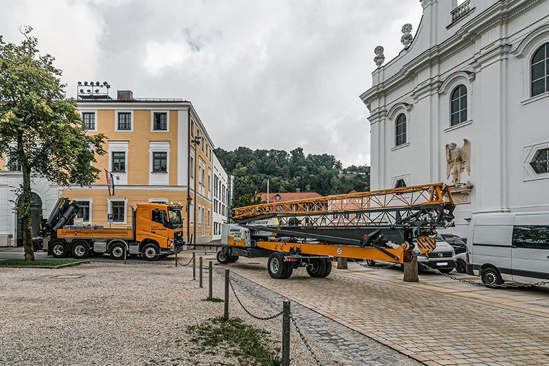 Una gru a montaggio rapido Liebherr L1-24 nel Duomo di Passau