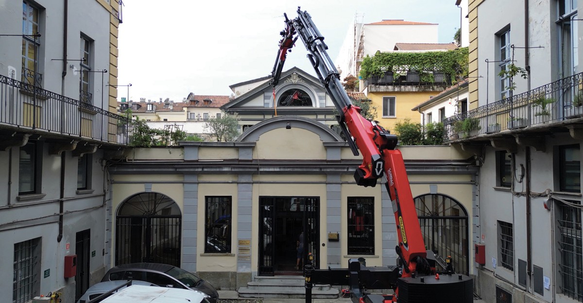 Una gru cingolata Palfinger PCC 57.002 per la manutenzione di un palazzo storico nel centro di Torino