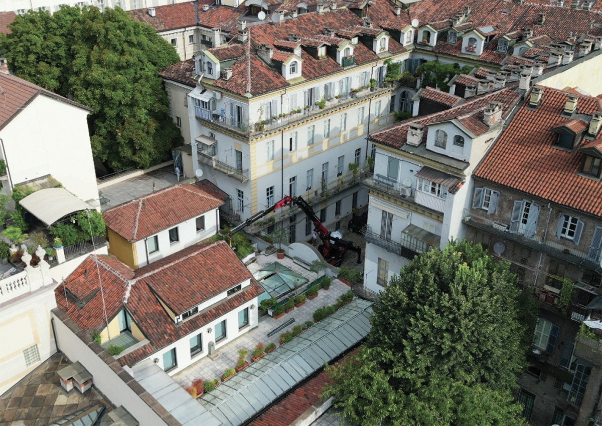 Una gru cingolata Palfinger PCC 57.002 per la manutenzione di un palazzo storico nel centro di Torino