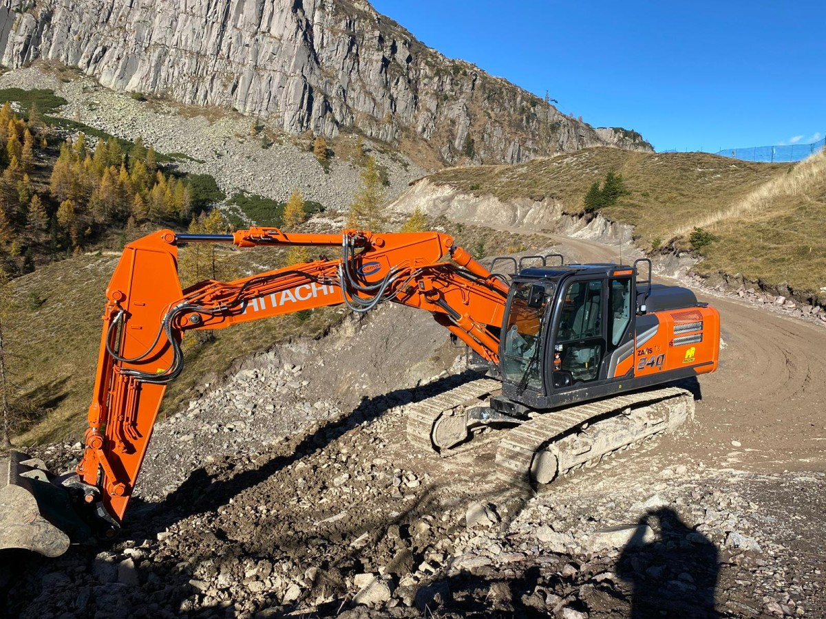 Due escavatori Hitachi ZX240N tra le montagne del Trentino Alto-Adige