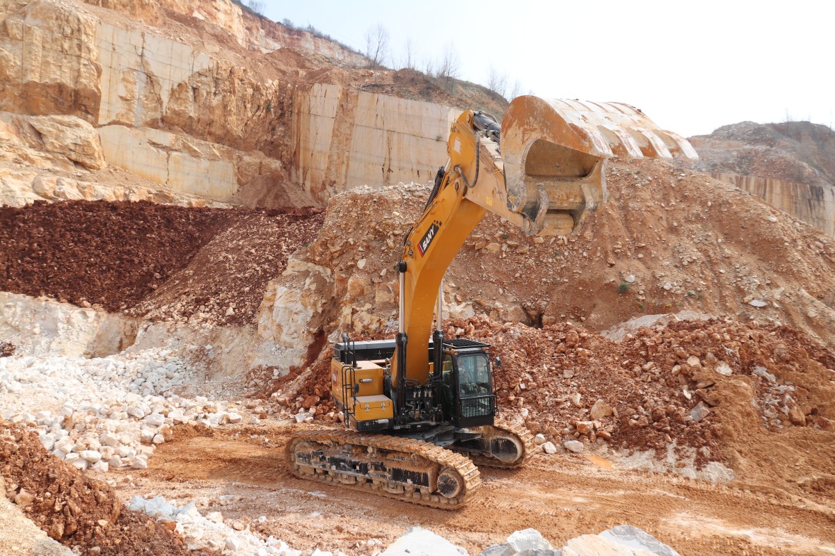 Sany Italia consegna un escavatore SY750H a Euro Mas
