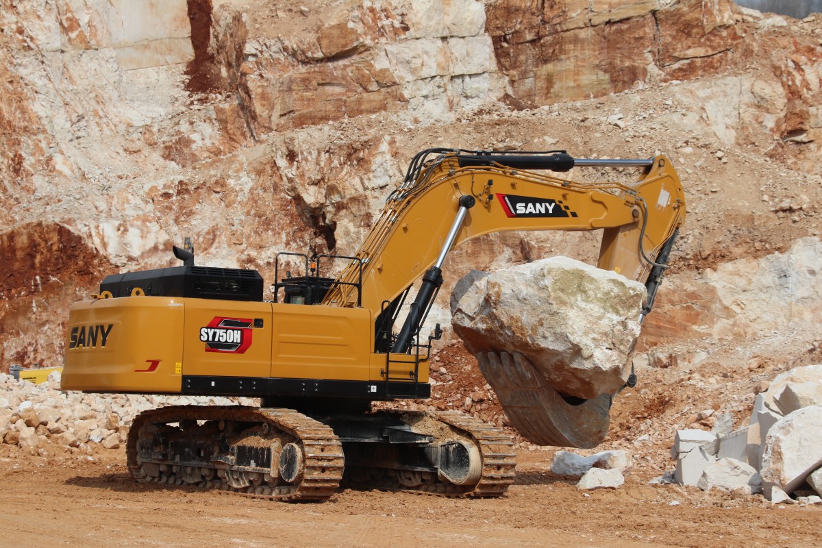 Sany Italia consegna un escavatore SY750H a Euro Mas