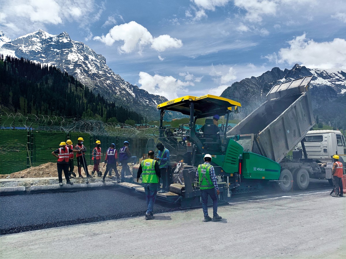 /storage/2024/03/vogele-spectacular-road-construction-project-in-the-himalayas_6609407feff21.jpg