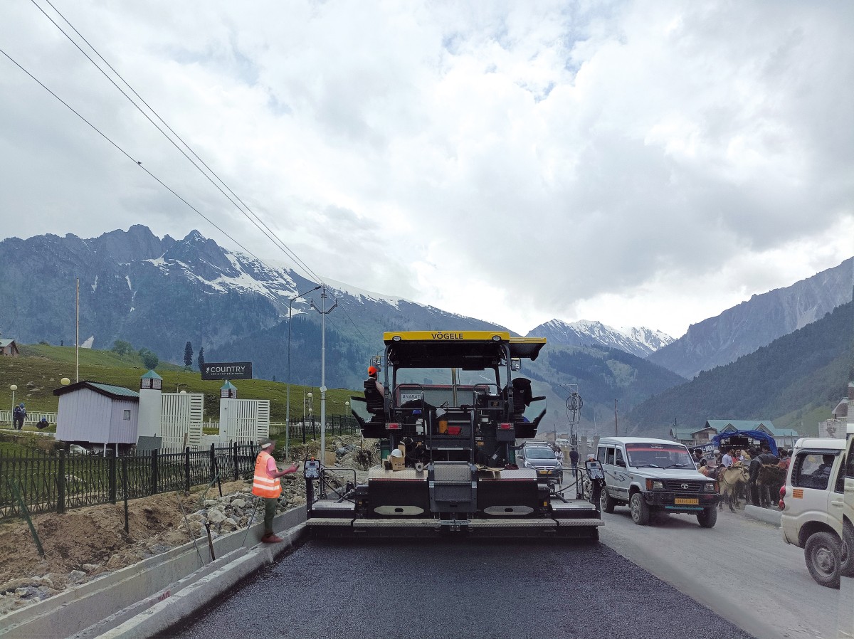 /storage/2024/03/vogele-spectacular-road-construction-project-in-the-himalayas_660940809d5b7.jpg