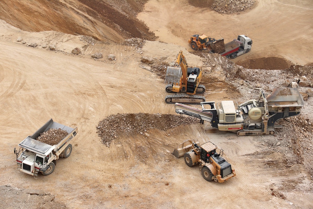 Estrazione e trasporto di calcare nella cava Boscarola