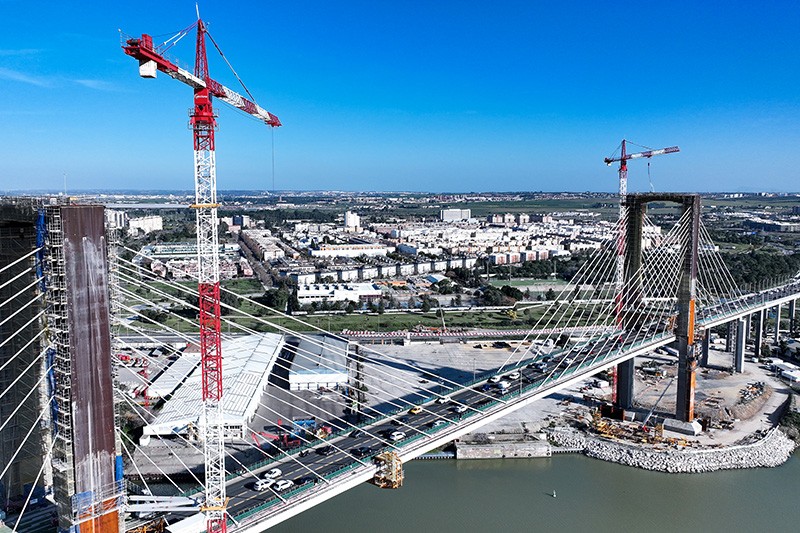 Liebherr tower cranes renovate bridge in Spain