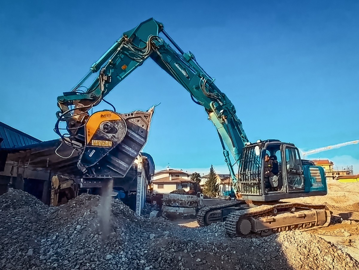 Conoscere l’escavatore cingolato: le attrezzature di lavoro