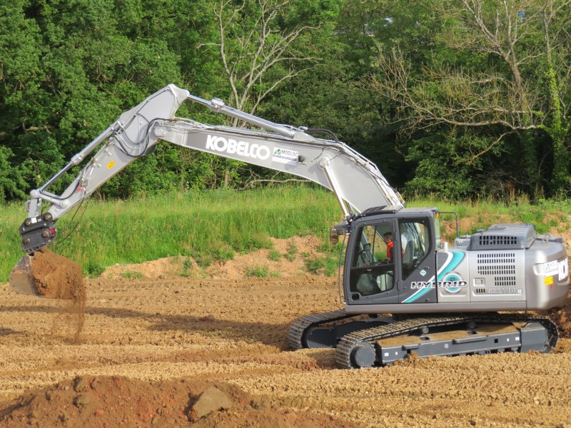 L&rsquo;escavatore ibrido Kobelco SK210HLC-10
