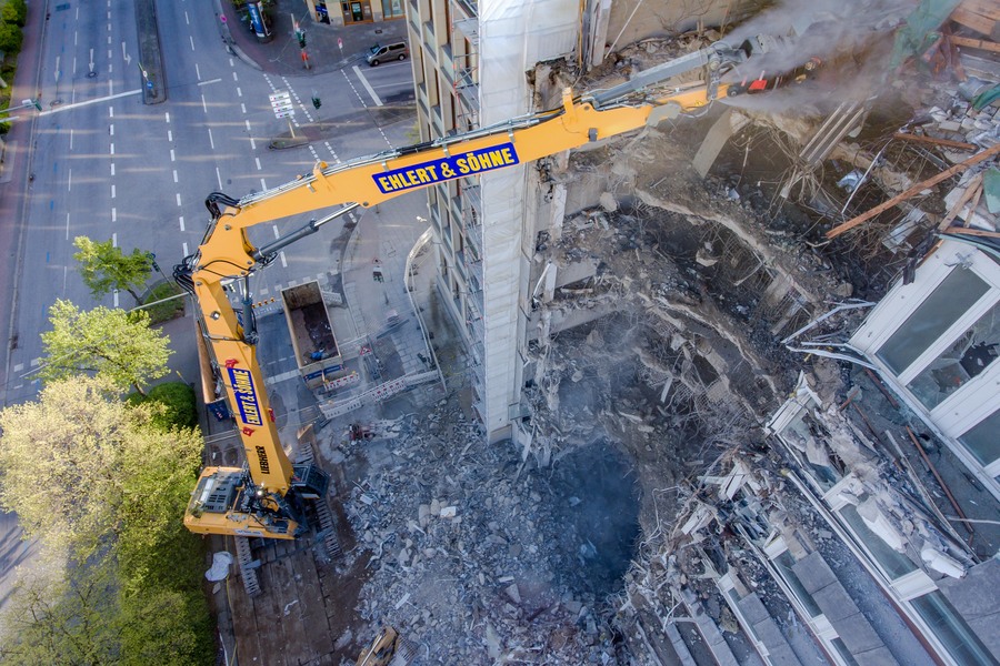 Demolizione ai piani alti con l&apos;escavatore cingolato Liebherr R 960 Demolition