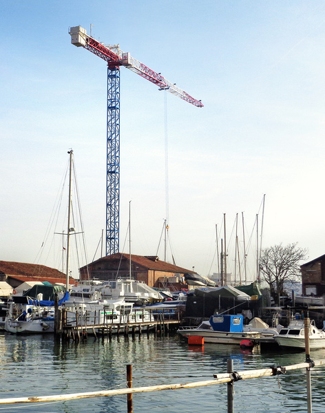 Raimondi Cranes installa la prima gru a torre MRT223 &quot;italiana&quot; nel cantiere navale CO.NA.VAR. di Chioggia