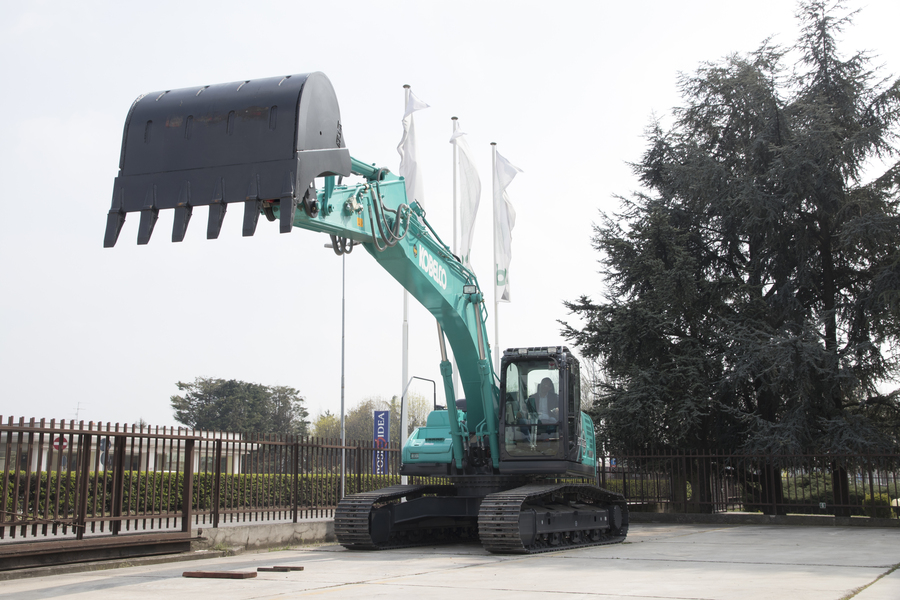 Kobelco consegna il primo escavatore cingolato SK210H LC Hybrid