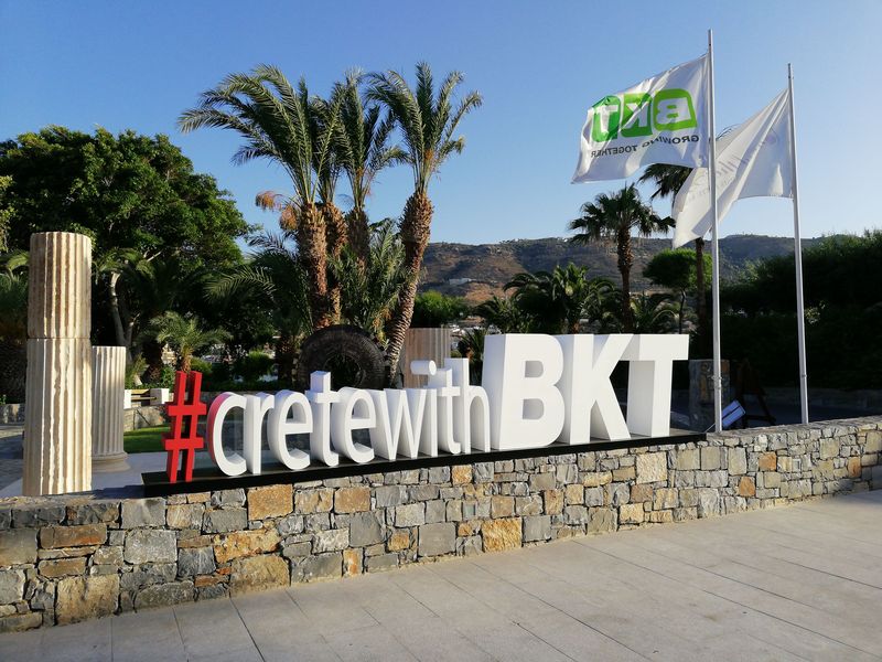 BKT celebra a Creta il 10&deg; anniversario della gamma Earthmax