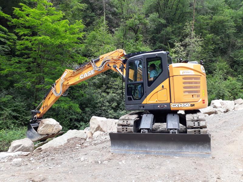 Un escavatore Case CX145D SR al lavoro a Bolzano 