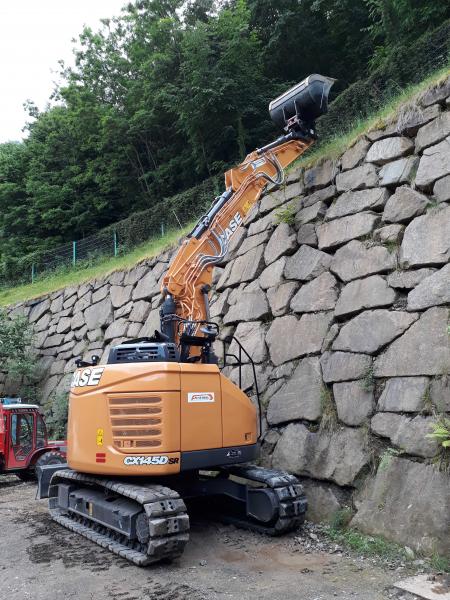 Un escavatore Case CX145D SR al lavoro a Bolzano 