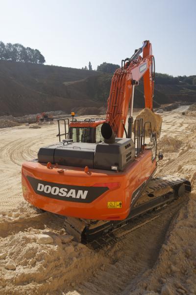 L&apos;escavatore cingolato Doosan DX300LC-5 da 30 t premiato per il suo basso TCO