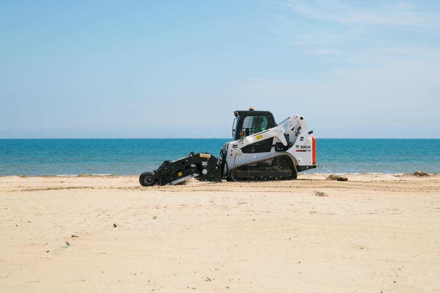 Il Puliscisabbia Bobcat SC200 in azione su una spiaggia della Puglia