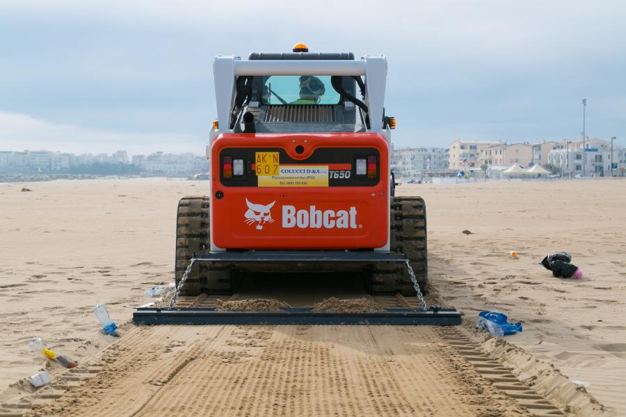 Il Puliscisabbia Bobcat SC200 in azione su una spiaggia della Puglia