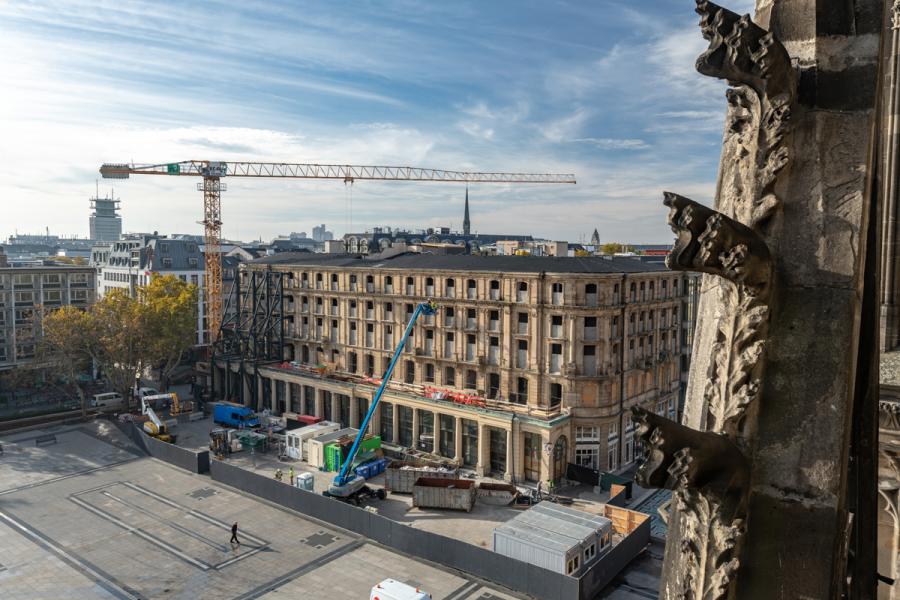 Genie impegnata nella demolizione dello storico Hotel Dom, a Colonia