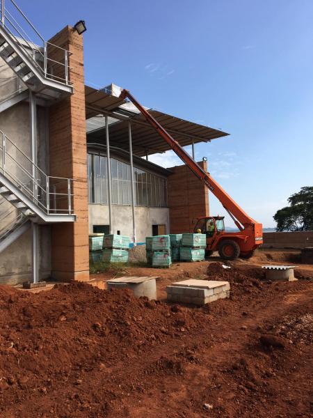 Cofiloc: un sollevatore frontale Merlo P 40.16 K per l&apos;ospedale di Emergency in Uganda 