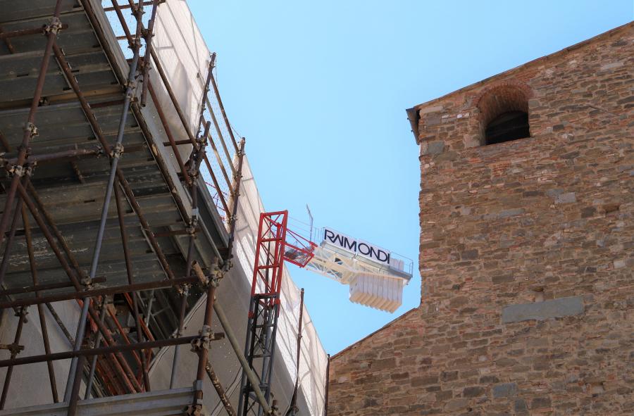 Raimondi: due gru a torre topless al lavoro in un quartiere storico di Firenze