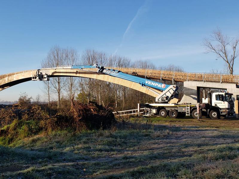 Due piattaforme aeree GV3 Venpa per il ponte sul fiume Oglio