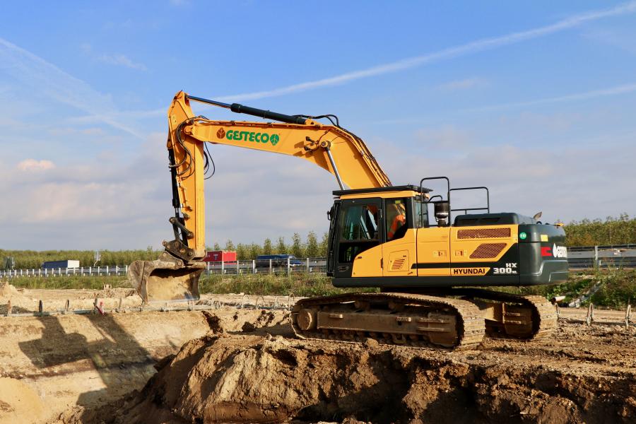 Un escavatore cingolato Hyundai HX300NL sull&rsquo;autostrada A4 