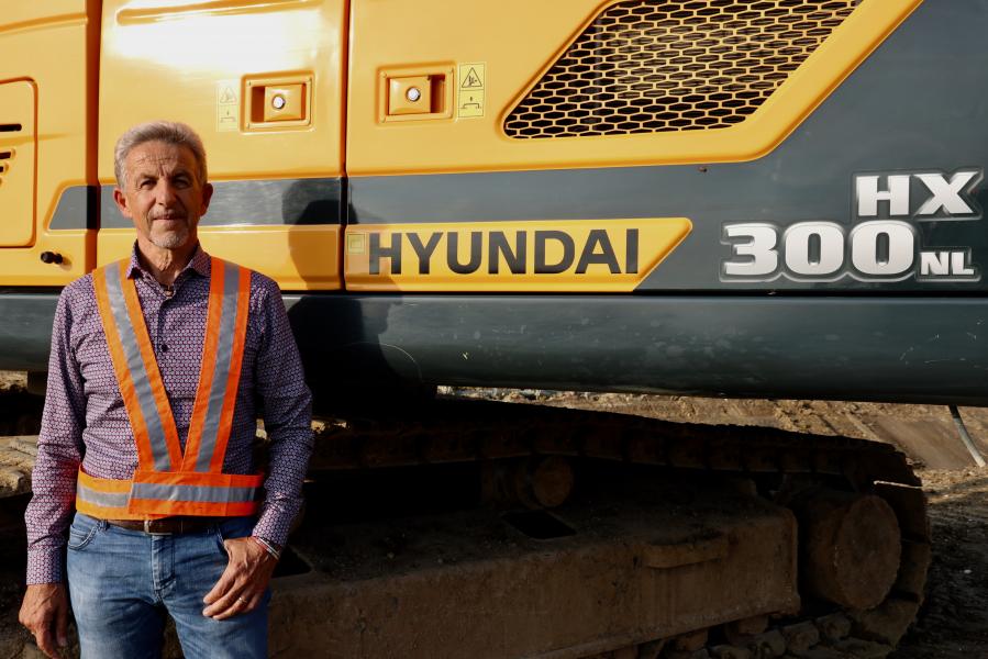 Un escavatore cingolato Hyundai HX300NL sull&rsquo;autostrada A4 