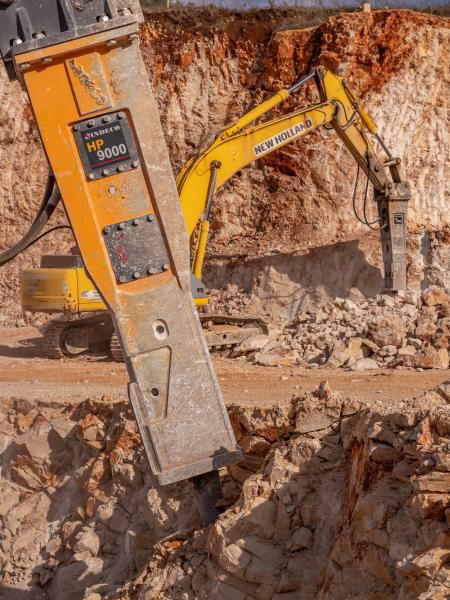 Un martello demolitore idraulico Indeco HP 9000 protagonista in cava