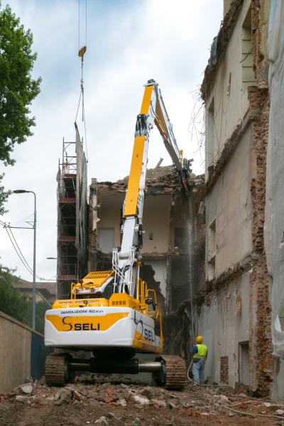 L&apos;escavatore da demolizione Doosan DX235DM va all&apos;Università! 
