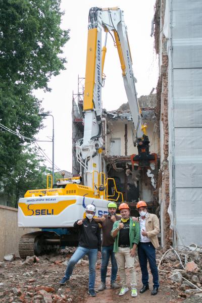 L&apos;escavatore da demolizione Doosan DX235DM va all&apos;Università! 
