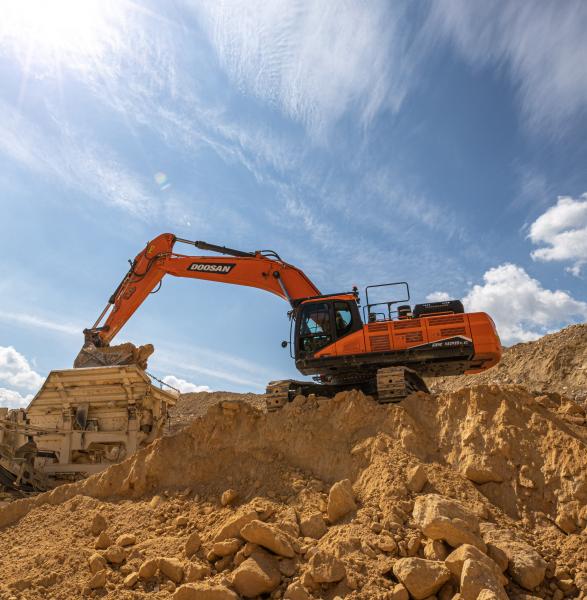 Doosan Infracore Europe lancia il nuovo escavatore Stage V DX420LC-7 da 43 t