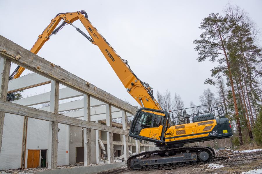 Un escavatore Hyundai HX520L impegnato in una demolizione in Finlandia con Maanrakennus Mykrä Oy 