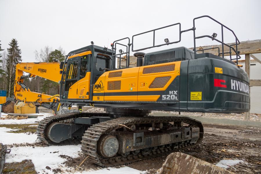 Un escavatore Hyundai HX520L impegnato in una demolizione in Finlandia con Maanrakennus Mykrä Oy 