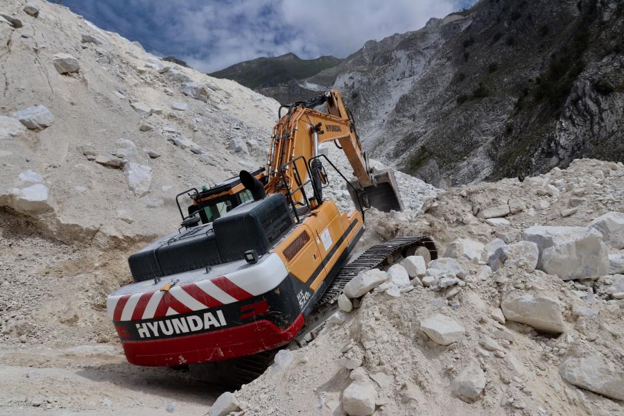 L&rsquo;escavatore Hyundai HX520L protagonista a Colonnata