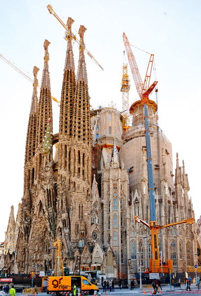 Grúas Rigar at the Sagrada Familia using Liebherr LTM 1500-8.1 mobile crane
