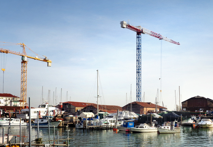 Raimondi Cranes installs Italy&apos;s first MRT223 in Chioggia at CO.NA.VAR shipyard