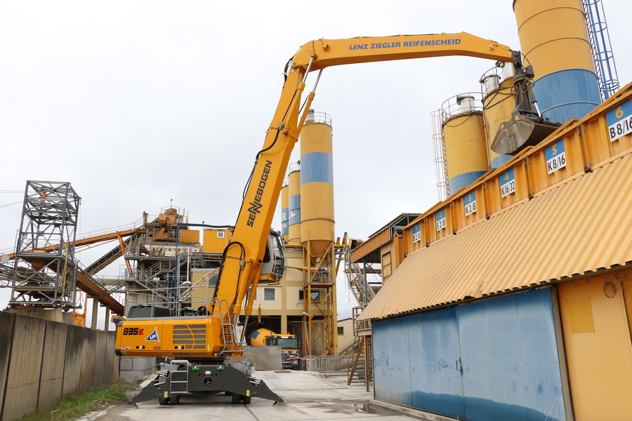 Sennebogen material handler feeds LZR concrete plant in Kitzingen