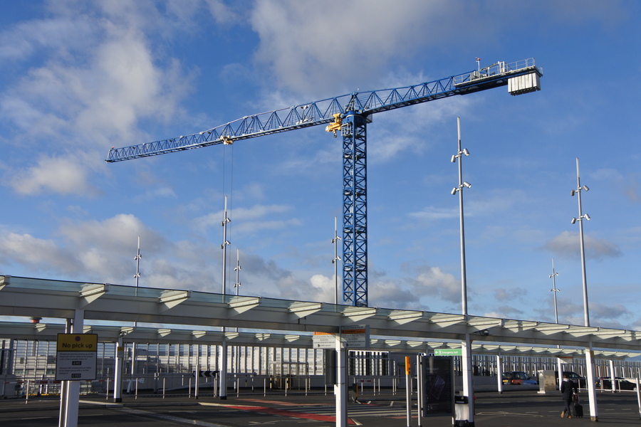 UK&rsquo;s largest flat-top crane lands at Heathrow Airport