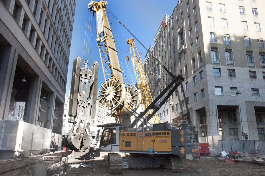Metro Expansion in Milano: duty cycle crawler crane and grab prove to be an efficient duo