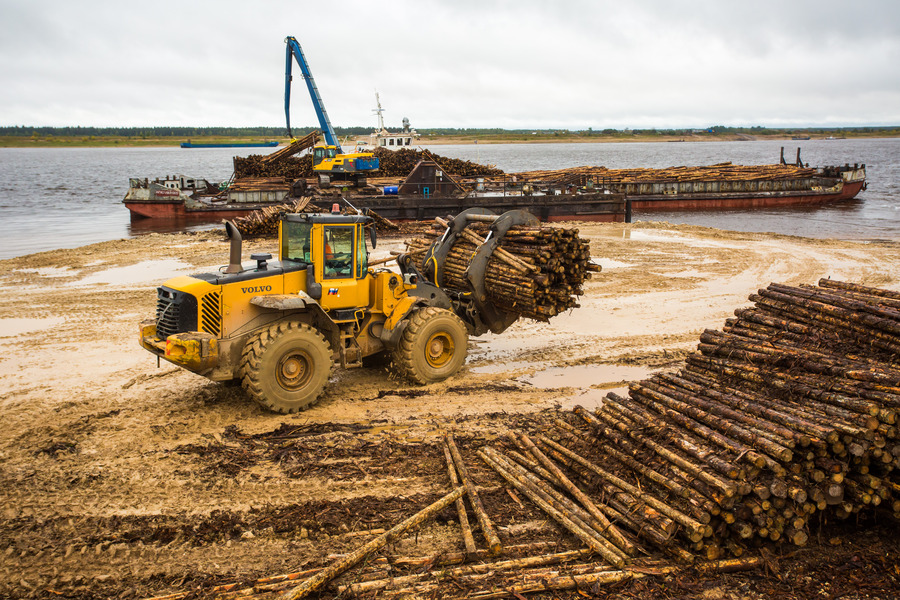 Modified Volvo machines revitalise timber rafting in northern Russia